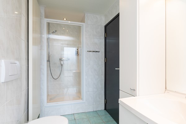 Foto - Verkocht onder voorbehoud: Rustig, aan verkeersluwe straat gelegen, goed onderhouden, half vrijstaande eengezinswoning met zolder, kelder, tuin, garage en
carport in Landgraaf